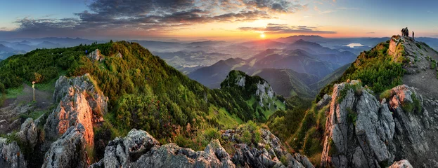 Fotobehang Tatra Bergdal tijdens zonsopgang. Natuurlijk zomerlandschap in Slowakije