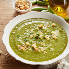 Liquidized fresh pea soup with croutons