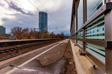 Fototapeta premium Bahnhof Deutz-Messe, Blick auf Kölner Dom