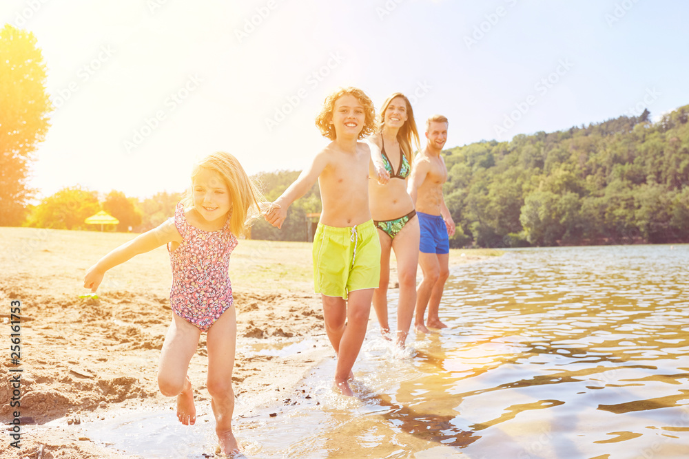 Wall mural familie mit kindern beim baden am see im sommer