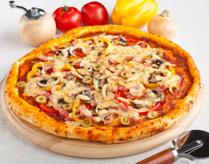 whole ham, mushroom and vegetable pizza
