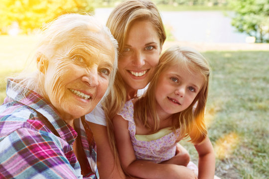 Frauen einer Familie in drei Generationen