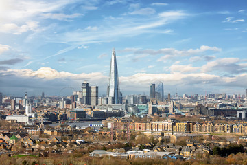 Naklejka premium View to the skyline of London, UK, during a sunny day featuring various famous tourist attractions