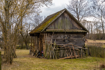 Architektura drewniana Podlasia. Dolina Górnej Narwi. Wiosna na Podlasiu © podlaski49