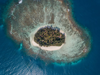 Foto von einer Drohne von der Insel Pulau Cilik bei Karimunjawa in Indonesien