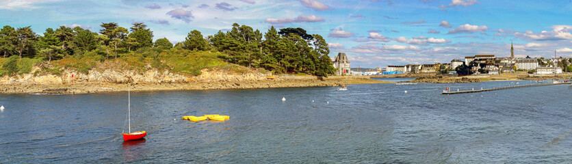 Douarnenez. Panoramique sur l&rsquo;&icirc;le Tristan depuis Tr&eacute;boul, Finist&egrave;re. Bretagne