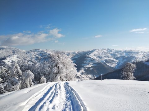 Paisaje de invierno con monta&ntilde;as y nieve en Rumania, pueblo de Parva, Transilvania