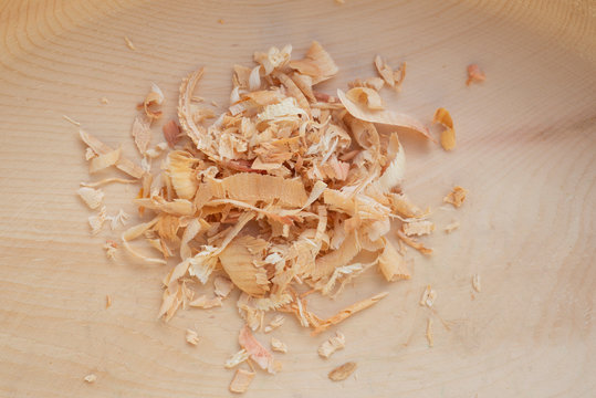 Zirbensp&auml;ne auf Zirbenholz, shavings of stone pine on stone pine plank