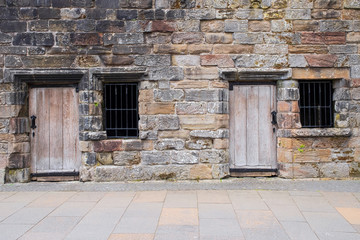Tuer und Fenster in einer Steinmauer