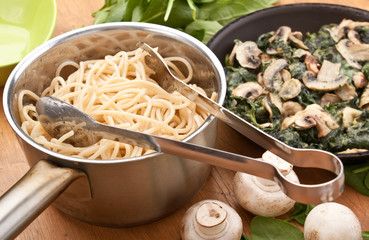 spaghetti with spinach and mushrooms