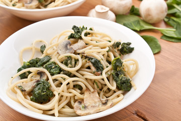 spaghetti with spinach and mushrooms