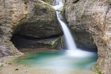 Bläsimühle Wasserfall, wilder Tobelbach, verwischtes Wasser, Erdhöhle, Zürcher Oberland