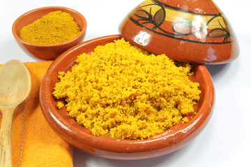 plat de couscous sur un fond blanc