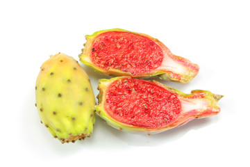 figue de barbarie sur un fond blanc