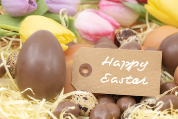 Célébration de Pâques en anglais Happy Easter écrit sur une étiquette avec des oeufs en...