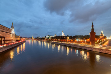 Obraz premium Moscow Kremlin embankment in the summer evening, Overcast, rainy night
