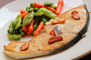 Filete de pez espada con verduras