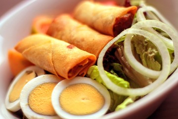 Rollitos tailandeses con ensalada