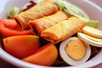 Rollitos tailandeses con ensalada