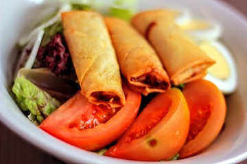 Rollitos tailandeses con ensalada