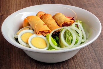 Rollitos tailandeses con ensalada