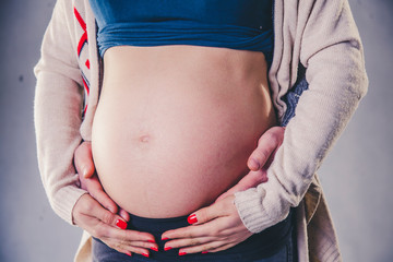 Odkryty brzuch kobiety w ciąży - obrazy, fototapety, plakaty
