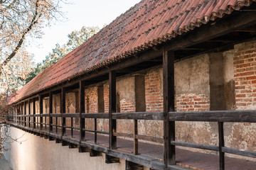 Blick von der umlaufenden Stadtmauer Reimlinger Mauer auf &uuml;berdachten Wehrgang mit Sch&auml;rfeverlauf an der alten Bastei in N&ouml;rdlingen