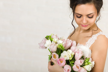 Naklejka premium Portrait of beautiful bride with wedding bouquet of pink tulips