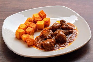 Carne estofada con patatas