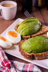 Tostada con Aguacate y Huevos