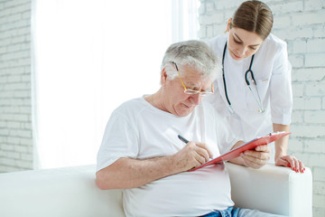 Obraz premium Elderly man at the doctor 