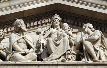 Obraz premium Tympanum bass relief showing the Virgin Mary and Hungarian saints, St. Stephen`s Basilica in Budapest, Hungary