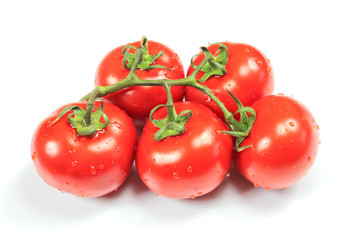 grappe de tomates sur un fond blanc