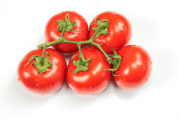 grappe de tomates sur un fond blanc