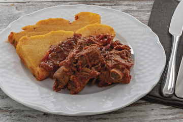 polenta e carne al sugo di pomodoro da sopra