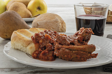 sugo di pomodoro con crostino di pane primo piano