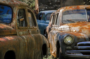 car graveyard_rusty car
