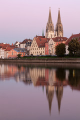 Regensburg mit Spiegelung in der Donau im Hochkannt mit Abendstimmung