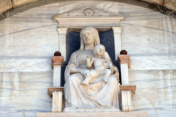 Virgin Mary with baby Jesus, statue on the facade of Palazzo del Vescovado, Verona Diocesan Palace, Italy