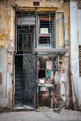 Fachada destruida en la Habana , Cuba.