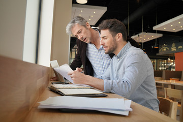 Obraz premium Salesman coworkers going through sales pitch on work trip