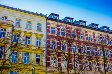 Obraz premium yellow and red apartment houses at berlin