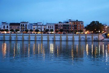 Obraz premium CALLE BETIS DE TRIANA EN SEVILLA