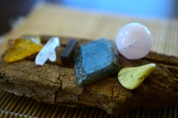 6 Piece Crystals Variety of Shapes, Sizes, Textures and Colors! Crystals for learning, Gemology Educational Tools Amber, Rose Quartz, Labradorite, Clear Quartz, Serpentine, Tigers Eye. Healing crystal