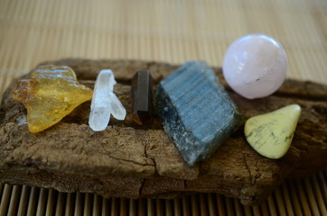 6 Piece Crystals Variety of Shapes, Sizes, Textures and Colors! Crystals for learning, Gemology Educational Tools Amber, Rose Quartz, Labradorite, Clear Quartz, Serpentine, Tigers Eye. Healing crystal