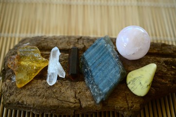 6 Piece Crystals Variety of Shapes, Sizes, Textures and Colors! Crystals for learning, Gemology Educational Tools Amber, Rose Quartz, Labradorite, Clear Quartz, Serpentine, Tigers Eye. Healing crystal