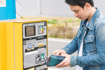 駐車場料金を支払う男性