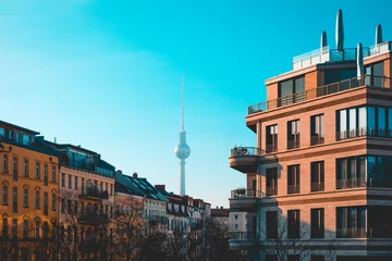 Photo sur Plexiglas Berlin tv-tower at berlin between apartment houses
