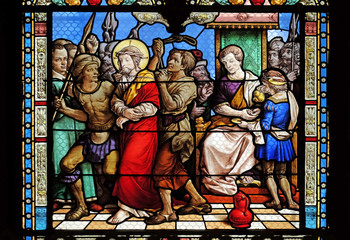 Naklejki  I Droga Krzyżowa, Jezus skazany na śmierć, witraże w kościele św. Eugeniusza - Kościół św. Cecylii, Paryż, Francja
