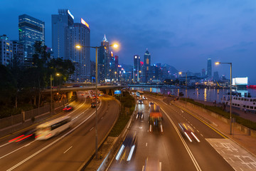 Obraz premium traffic in downtown district of Hong Kong city at dusk